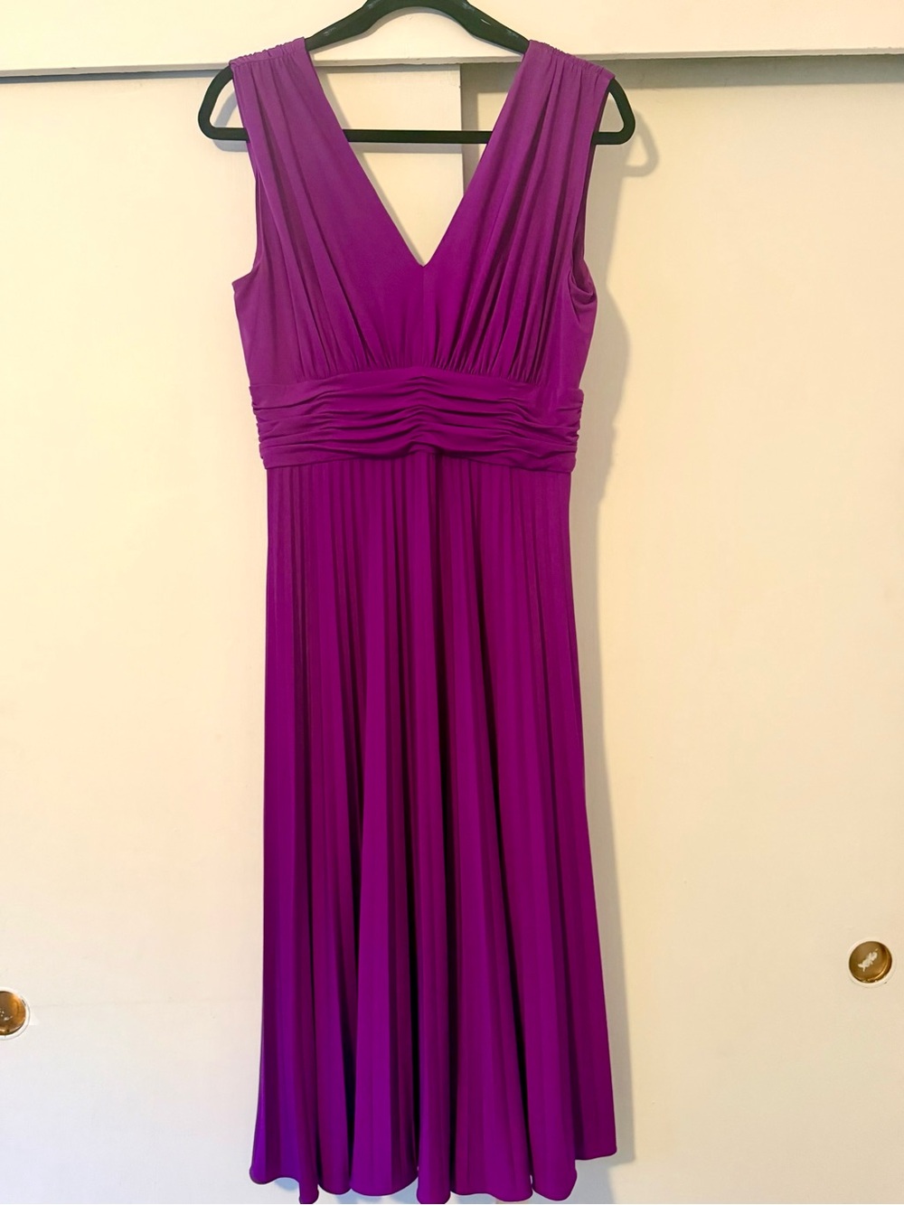 Ivy & Blu Maggy Boutique V-Neck Sleeveless Midi Dress in Fuscia Size 10